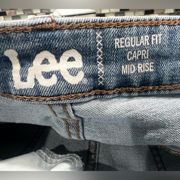LEE women mid rise regular fit Capri blue jeans/size 16 - Picture 8 of 8